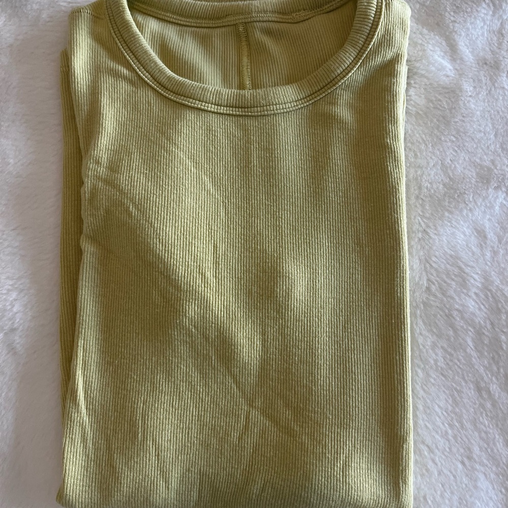 Lululemon like new t shirt size 4 yellow/ mustard colour so cute on